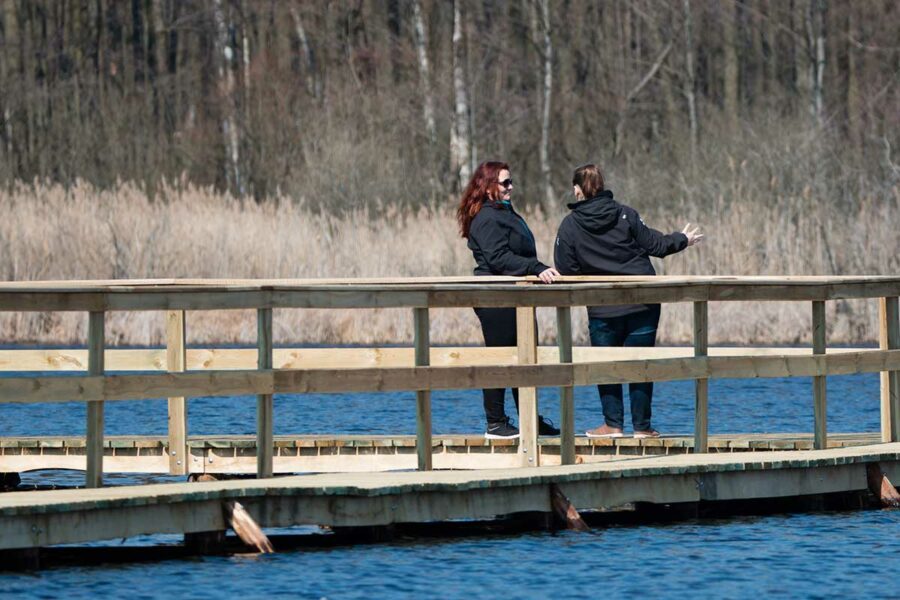 Turyści na pomoście w Poleskim Parku Narodowym