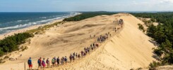Turyści na wydmach w Słowińskim Parku Narodowym